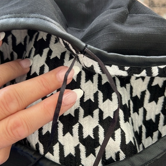 Gorgeous Houndstooth Tam Reversible to Black able to be tightened leather rim. - Picture 8 of 8